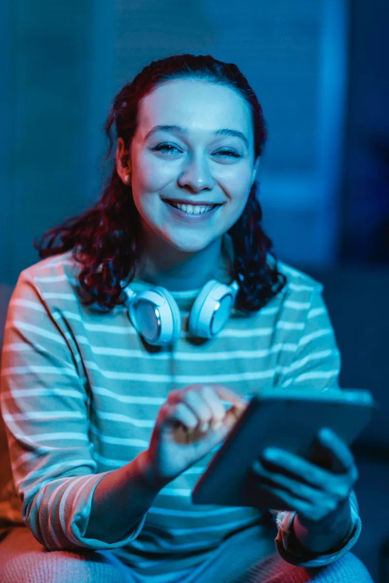 Mujer usando tablet y auriculares